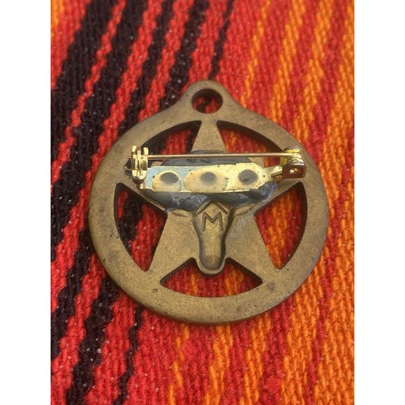 Vintage Marlboro Star w/Bullhorns key chain & Pin Brass Rare Tobacco Collectible - Picture 2 of 4